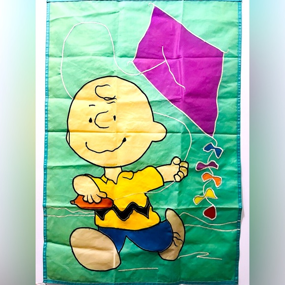 Peanuts Accents Vintage Charlie Brown Flying Kite Flag 44 X 28